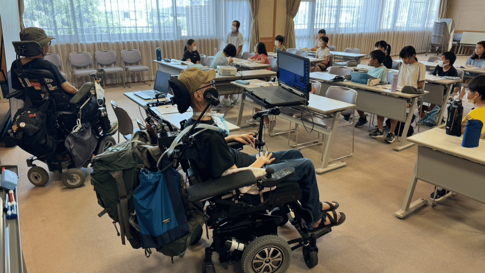 新居浜市の重度訪問介護の利用者が、車いすで室内のイベントに参加する様子